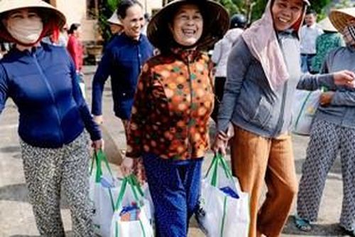 Carlsberg Việt Nam trao tặng 1.000 suất quà tết tại thành phố Huế