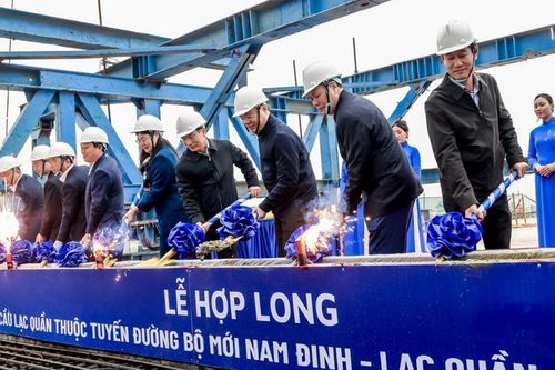Nam Định: Hợp long cầu Lạc Quần bắc qua sông Ninh Cơ