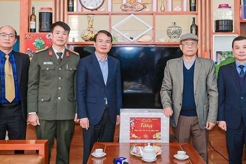 Vĩnh Phúc: Lãnh đạo tỉnh thăm, tặng quà các gia đình chính sách nhân dịp Tết Nguyên đán Ất Tỵ