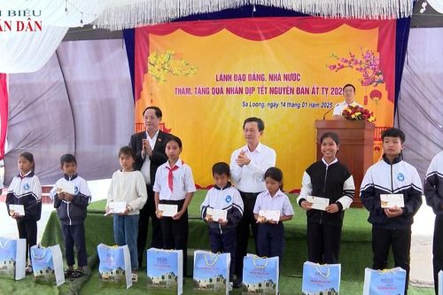 Phó Chủ tịch Quốc hội Trần Quang Phương thăm, tặng quà Tết tại Kon Tum