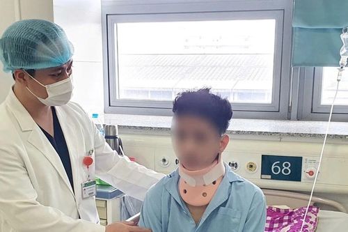 Lần đầu tiên tại Việt Nam, người bệnh gãy cột sống cổ được cứu chữa bằng phẫu thuật nội soi