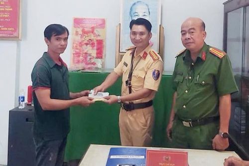 Người dân cảm ơn CSGT giúp nhanh chóng nhận lại được ví đánh rơi