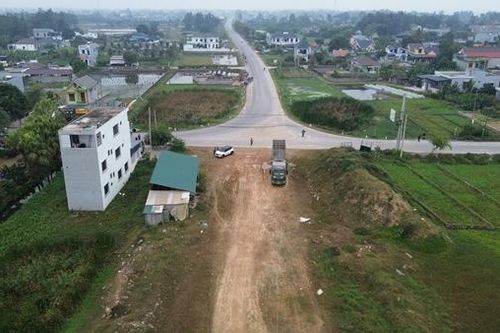 Trúng thầu dự án đường hơn 3.300 tỷ rồi 'đắp chiếu'