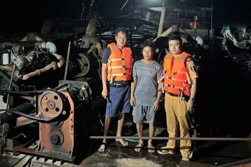 Phối hợp bắt khai thác cát trái phép trên hồ Dầu Tiếng