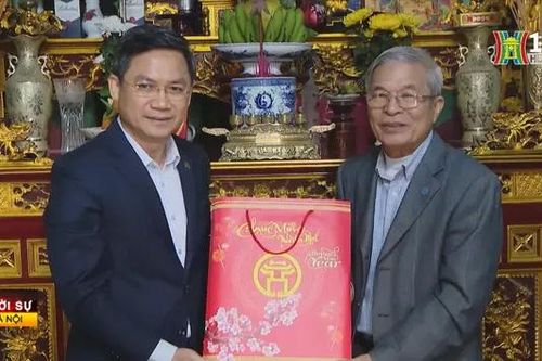 Lãnh đạo thành phố thăm, tặng quà Tết cho người có công