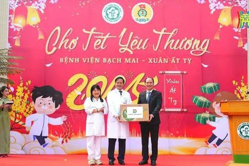 Phiên chợ Tết ấm áp nghĩa tình tại Bệnh viện Bạch Mai