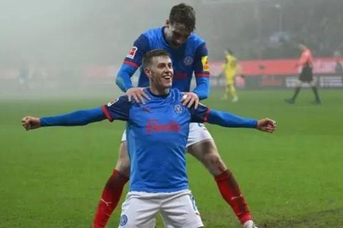 Dortmund thất bại bất ngờ trước Holstein Kiel