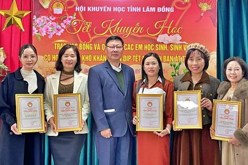 Hội Khuyến học tỉnh Lâm Đồng trao học bổng và quà Tết Ất Tỵ cho học sinh, sinh viên khó khăn