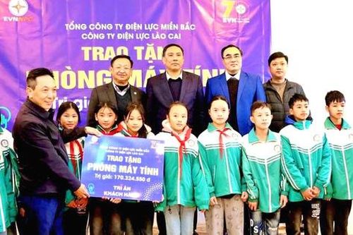 Điện lực Lào Cai tặng 26 bộ máy tính cho học sinh vùng cao Mường Khương