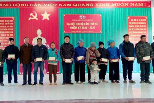Tặng 50 suất quà cho người khuyết tật, trẻ em mồ côi huyện Hà Quảng