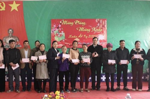 Đoàn công tác của tỉnh tặng quà Tết tại huyện Quảng Hòa