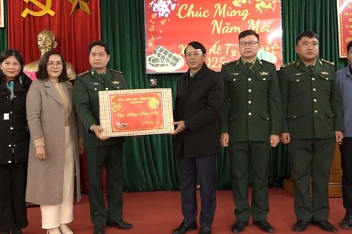 Chủ tịch UBND tỉnh Hoàng Xuân Ánh tặng quà các đơn vị lực lượng vũ trang và gia đình chính sách huyện Hà Quảng
