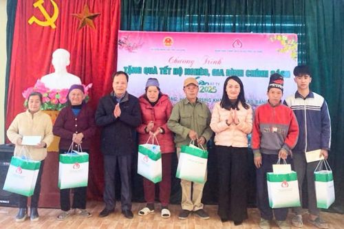 Phó Chủ tịch HĐND tỉnh Nông Thanh Tùng tặng quà Tết tại huyện Trùng Khánh và Thạch An