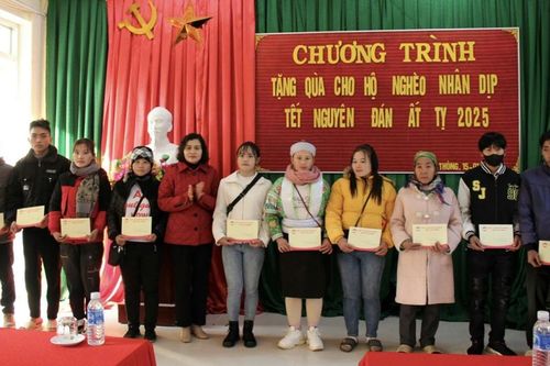 Đoàn công tác của tỉnh tặng quà Tết tại xã Đa Thông (Hà Quảng)