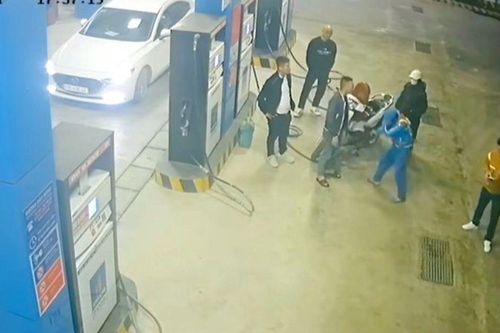Clip: Phẫn nộ khoảnh khắc tài xế xe Mazda tát tới tấp nhân viên cửa hàng xăng dầu ở Nghệ An