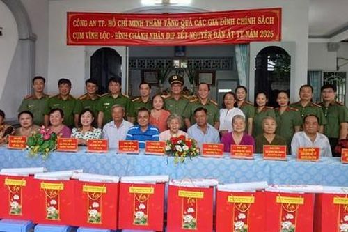 Công an TPHCM thăm, chúc Tết các gia đình chính sách ở huyện Bình Chánh
