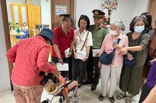 Công an Q.Tân Bình tặng quà cho các bệnh nhi tại Bệnh viện Ung bướu