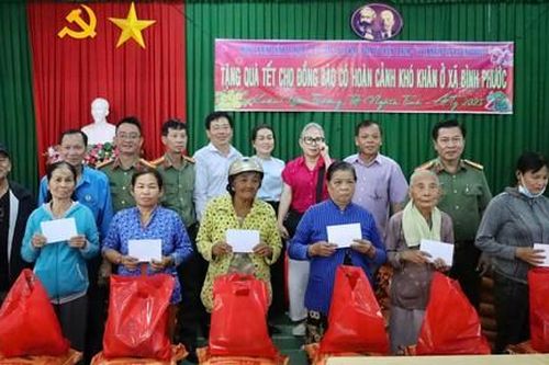 Trao tặng 250 phần quà cho bà con huyện Măng Thít - Vĩnh Long
