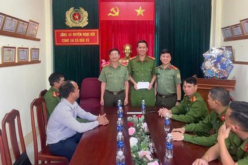 Công an Cửa khẩu Cảng HKQT Tân Sơn Nhất chúc Tết CBCS tăng cường tại các xã biên giới