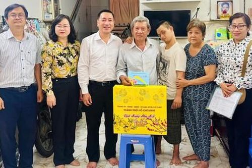 Lãnh đạo TPHCM thăm, chúc Tết gia đình tiêu biểu, hộ khó khăn tại Quận 12