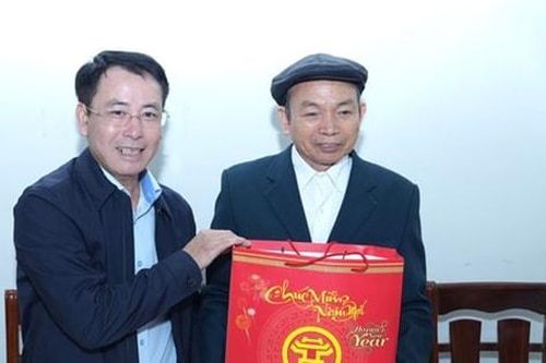 Lãnh đạo TP Hà Nội chúc Tết các lão thành cách mạng tại quận Cầu Giấy