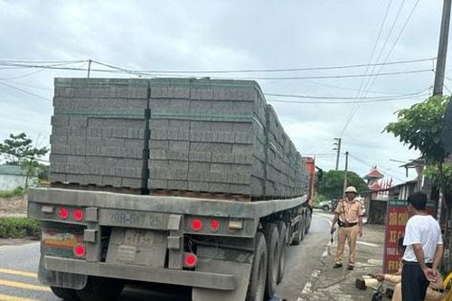 Quốc Oai: Tăng cường xử lý xe quá khổ, quá tải trên tuyến đường 421B