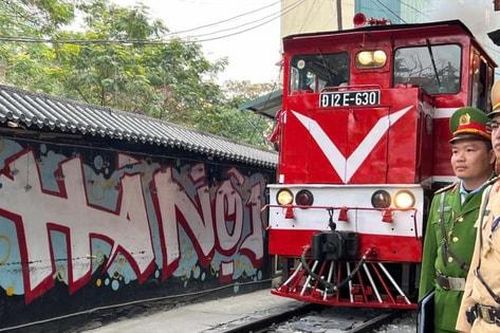 Ngăn chặn hành vi lao ra đường tàu chụp ảnh