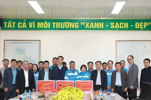 Phó Chủ tịch UBND thành phố Nguyễn Trọng Đông thăm, tặng quà tết tại Sóc Sơn
