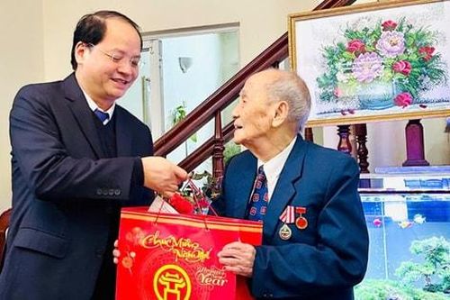 Trưởng ban Tuyên giáo Thành ủy Nguyễn Doãn Toản chúc Tết tại quận Long Biên