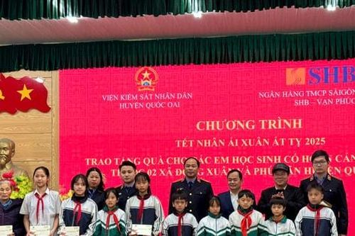 Tặng quà người uy tín và học sinh có hoàn cảnh khó khăn 2 xã miền núi huyện Quốc Oai
