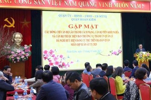 Quận Hoàn Kiếm gặp mặt cán bộ lão thành cách mạng, cán bộ tiền khởi nghĩa
