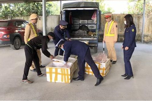 Cận tết Nguyên đán, tiểu thương công khai vận chuyển gần 200kg nội tạng động vật không đảm bảo vệ sinh
