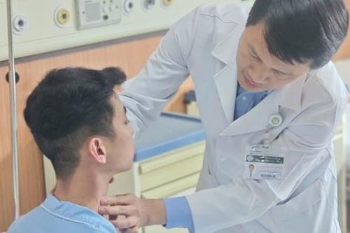 Bác sĩ Bệnh viện Bạch Mai phẫu thuật gãy cột sống cổ phức tạp chỉ qua đường mổ 1cm