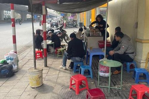 Vỉa hè đường Phạm Văn Đồng, Hà Nội bị 'xẻ thịt', thành chỗ đỗ xe, buôn bán