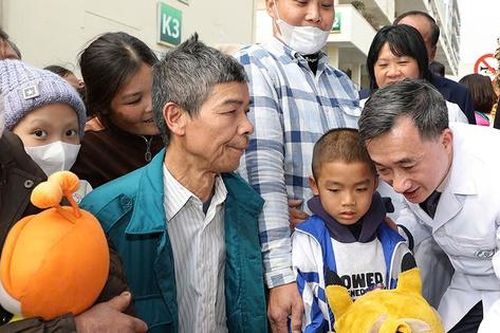 Thứ trưởng Bộ Y tế: Chợ Tết yêu thương mang món quà ý nghĩa thiết thực đến bệnh nhân nghèo