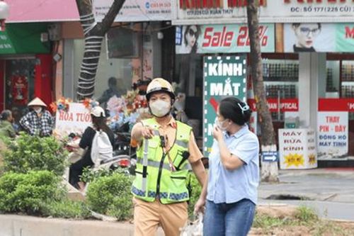Người đi bộ khi sang đường cần nắm rõ những quy định này để tránh bị xử phạt