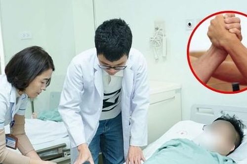 Nam thanh niên Hà Nội bị gãy xương cánh tay phải khi chơi trò vật tay với bạn