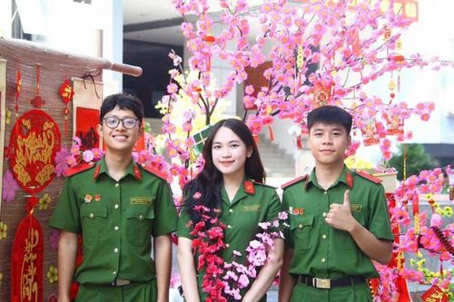 Ê hề góc 'sống ảo', teen 3 miền sôi nổi trang trí 'Tết trường' đẹp lung linh