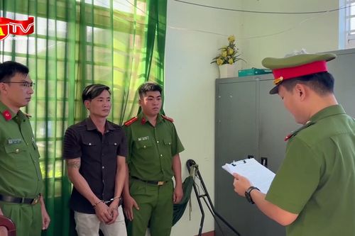 Bắt người đàn ông lái ôtô đánh võng, khiêu khích người đi đường