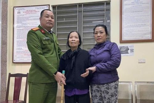 Công an phường Giáp Bát giúp cụ bà đi lạc đoàn tụ với gia đình