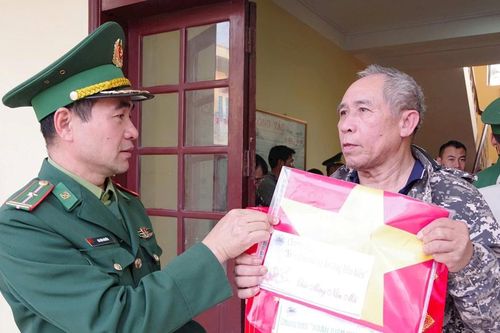 Hải Phòng: Trao 150 suất quà trong chương trình 'Xuân Biên phòng ấm lòng dân biển'