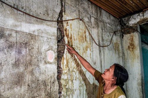 Hàng chục ngôi nhà nứt nẻ bên cao tốc Bắc - Nam