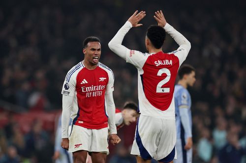 Arsenal ghi bàn gây tranh cãi trước Tottenham