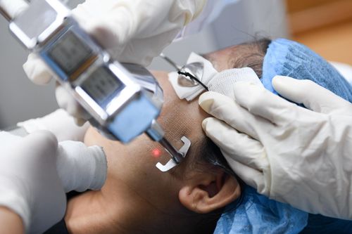 Nguy cơ mù mắt vì đèn laser quán bar, điều trị da liễu