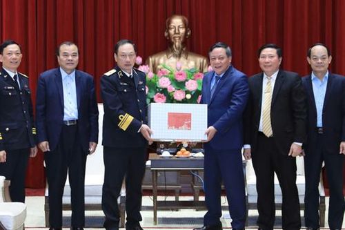 Phó Bí thư Thường trực Thành ủy Nguyễn Văn Phong tiếp Đoàn Quân chủng Hải quân
