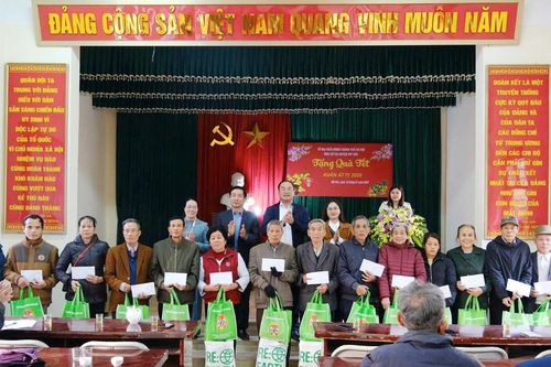 Trao tặng 50 suất quà Tết tới cựu thanh niên xung phong tại huyện Mỹ Đức