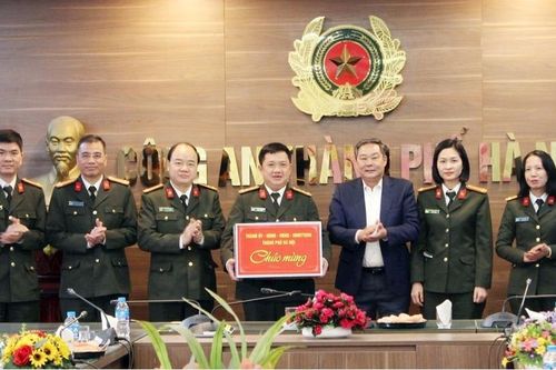 Phó Chủ tịch Thường trực UBND TP Lê Hồng Sơn chúc Tết đơn vị công an