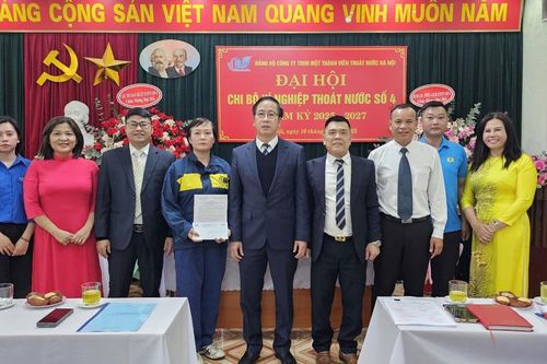 Khen thưởng công nhân thoát nước phát hiện hành vi xả thải sai quy định
