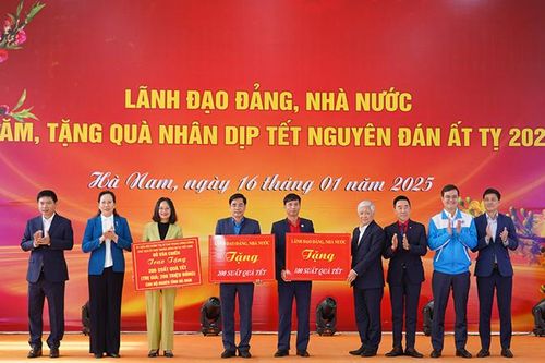 Chủ tịch Ủy ban Trung ương Mặt trận Tổ quốc Việt Nam Đỗ Văn Chiến thăm, tặng quà Tết tại Hà Nam