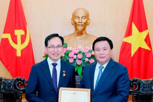 Trao kỷ niệm chương tặng ông Choi Joo Ho, Tổng Giám đốc Tổ hợp Samsung Việt Nam